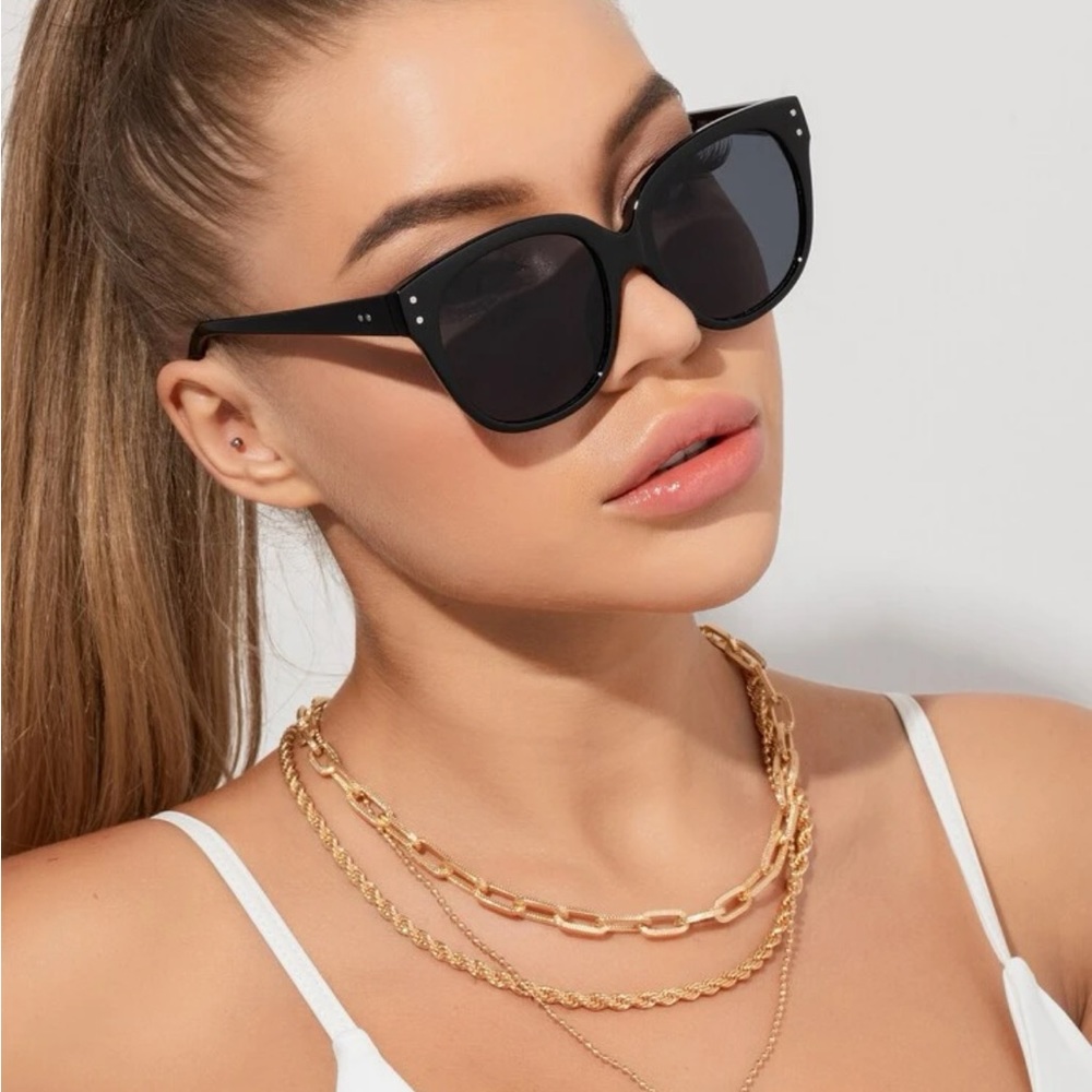 Women’s geometric frame rivet detail casual sunglasses for summer
